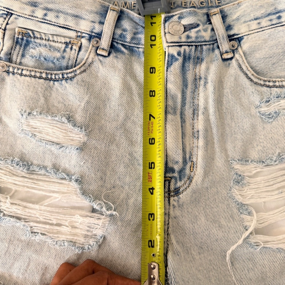 American Eagle Womens High Rise Distressed Denim Mom Short Size 2 Acid Wash Jort - Picture 9 of 12